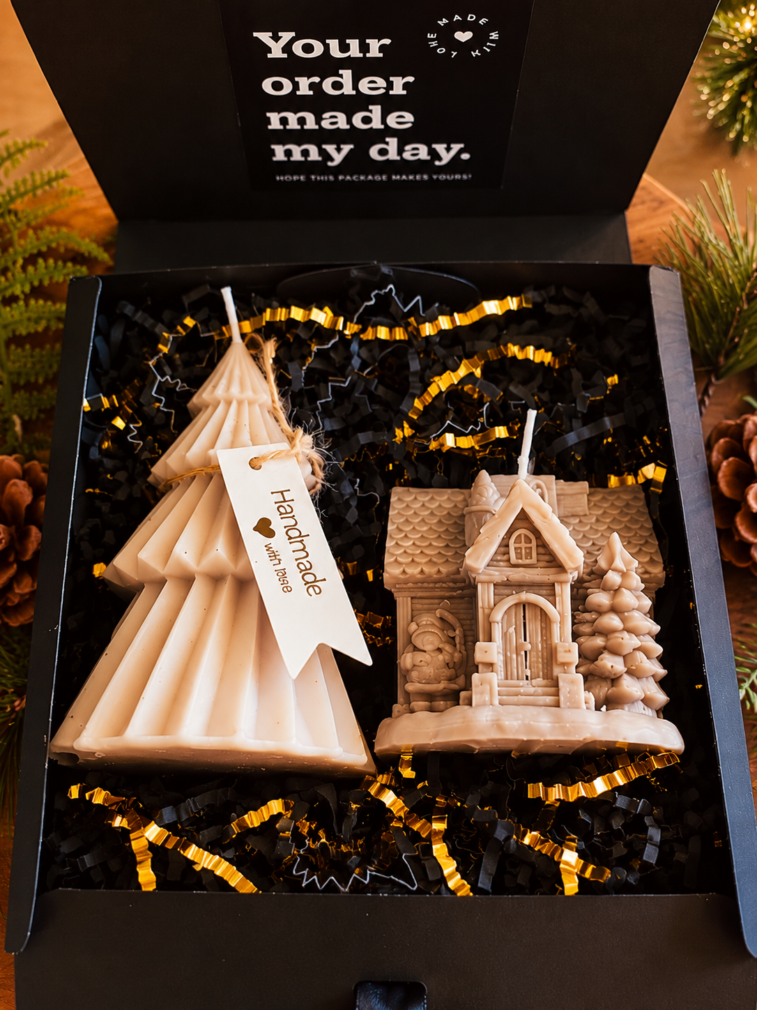 Handgemaakte kerstkaarsen cadeauset – Kerstboom & huisje naturel