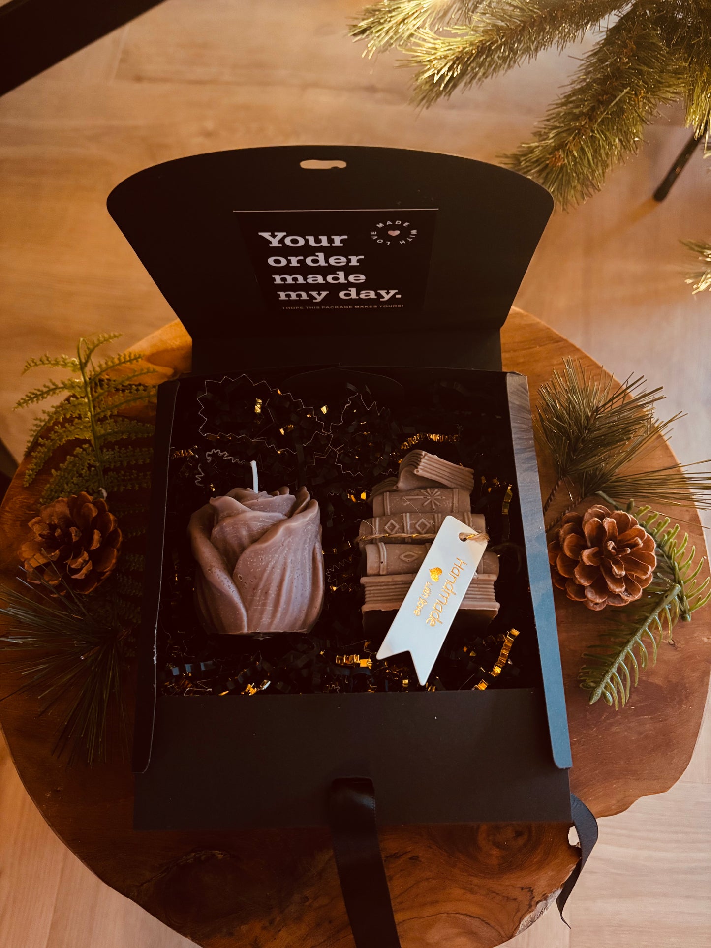 Luxe Handgemaakte Kaarsenset – Roos & Boeken in Cadeaubox