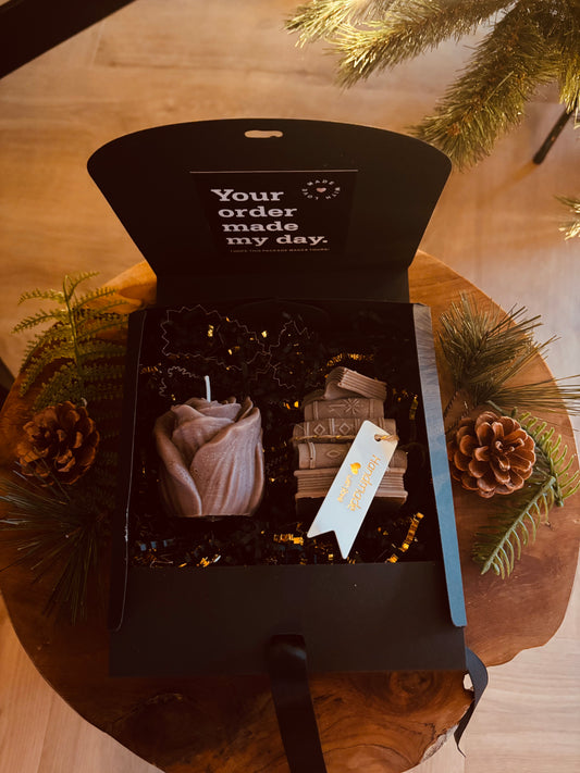 Luxe Handgemaakte Kaarsenset – Roos & Boeken in Cadeaubox