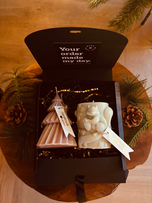 Luxe Handgemaakte Kerst Kaarsenset – Boom & Eekhoorn in Cadeaubox